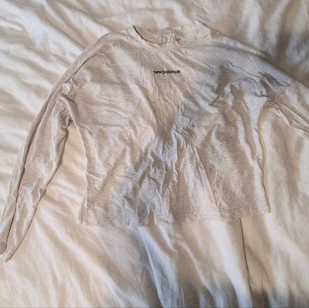 White long-sleeve new balance cropped tee